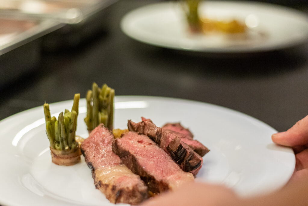 Beef Fine Dining Event: Fleisch mit Spargel auf einem Teller angerichtet.