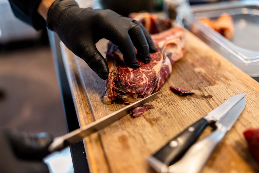 Steak wird zugeschnitten in der Metzgerei Buck.
