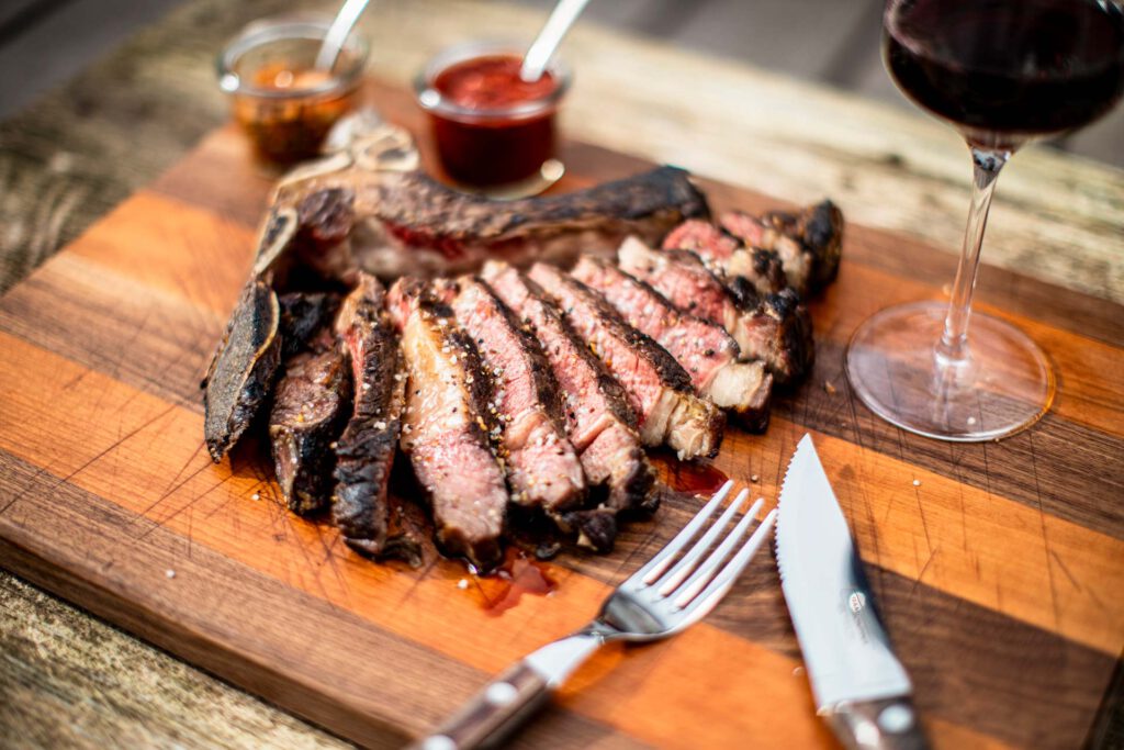 Rindfleisch Steak auf einem Holzbrett.