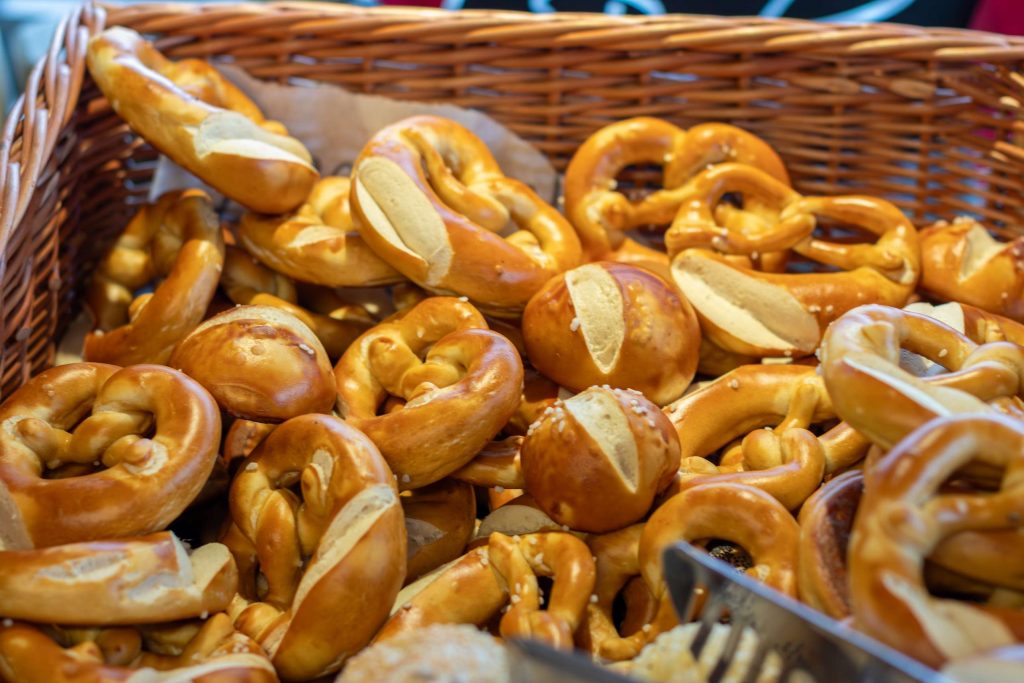 Frische Brezeln in einem Korb beim Fruehstueck in der Erlebniskueche von Party Buck