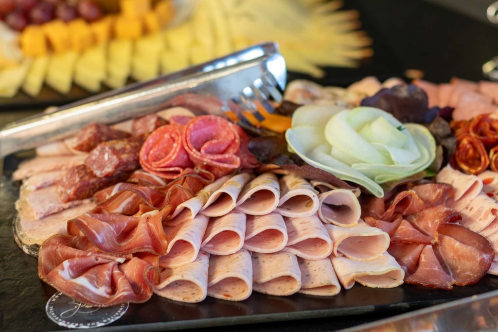 Fein arrangierte Fleischplatte beim Genießerfruehstueck in der Erlebniskueche von Party Buck.