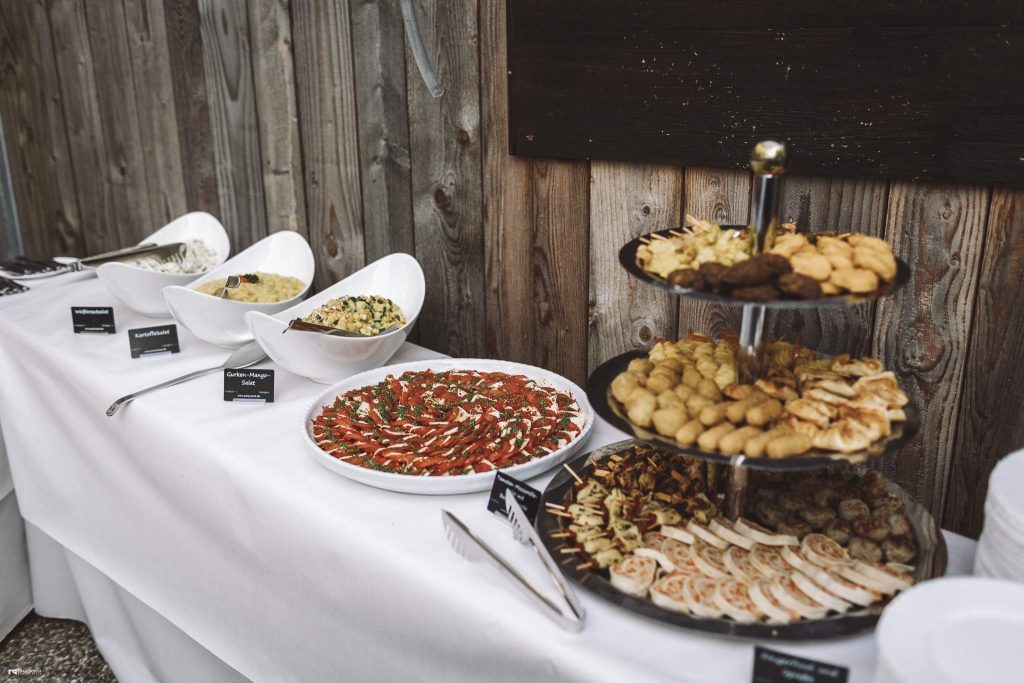 Ein Tisch mit einer Auswahl an Desserts auf einem Buffet.